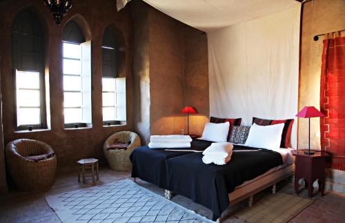 塔鲁丹特Le moulin的一间设有床铺的卧室,位于带窗户的房间内