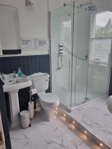 AuchtermuchtyCameron House - spacious B listed building, near Falkland, Central East Scotland的带淋浴、卫生间和盥洗盆的浴室