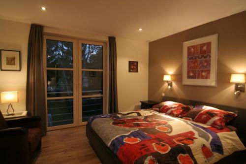 米勒塔尔白珍珠住宿加早餐旅馆的一间卧室设有一张床和一个大窗户