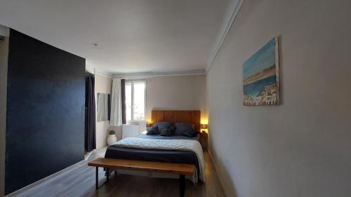 阿普特Côté Terrasse的一间卧室配有一张床和一张桌子