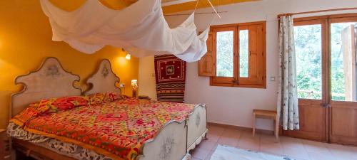 圣伊斯特维-德帕劳托德拉Can Parròquia的卧室配有一张床铺,位于一个黄色墙壁的房间
