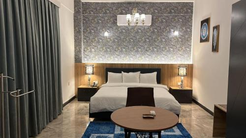 埃尔比勒Motel Victoria Sky的酒店客房配有一张床铺和一张桌子。