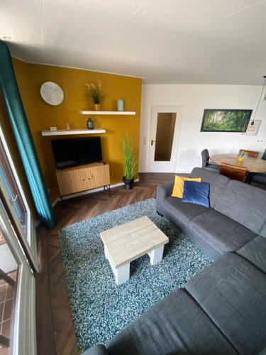 温特贝格Appartement de Ruiter的带沙发和咖啡桌的客厅