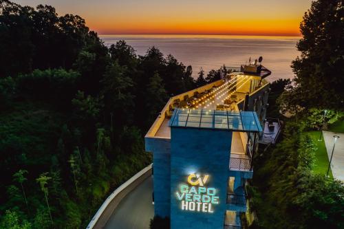 巴统Capo Verde Hotel Batumi的路障尽头的景色