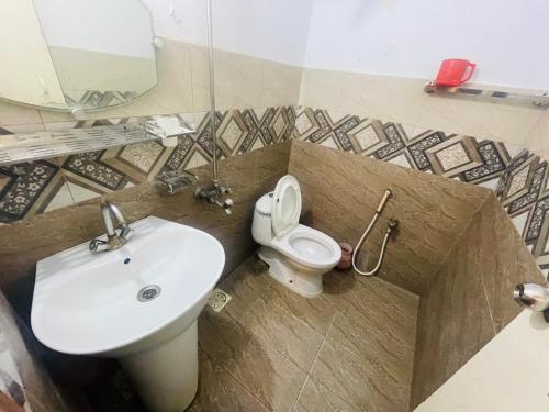 卡拉奇Rehaish Inn的一间带水槽和卫生间的浴室