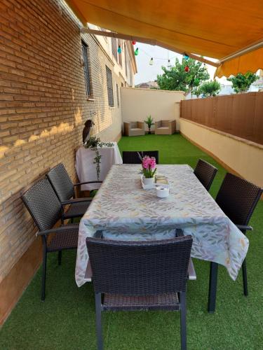 圣佩德罗-德尔皮纳塔尔Habitación bonita的户外庭院的桌椅