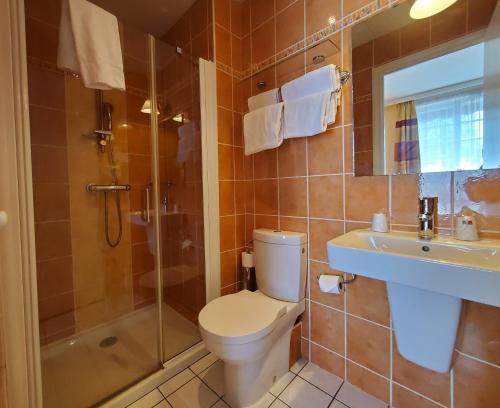 布雷斯特沃班酒店的浴室配有卫生间、淋浴和盥洗盆。