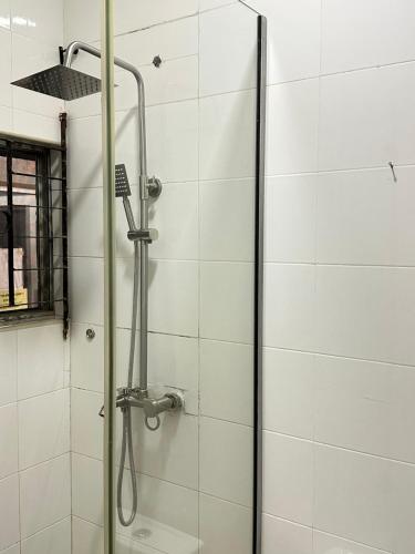 拉各斯Primal Msquare Apartment Ikoyi的带淋浴的浴室,带玻璃门
