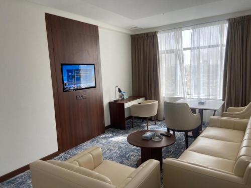 科威特Dolphin Continental Hotel的酒店客房设有沙发和桌子