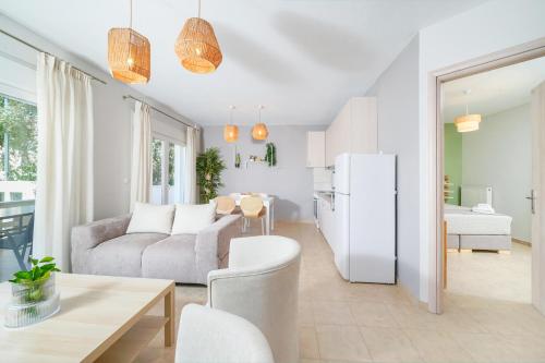 普里诺斯Nefeli Fresh guesthouses by Del Mare的厨房以及带白色冰箱的客厅。