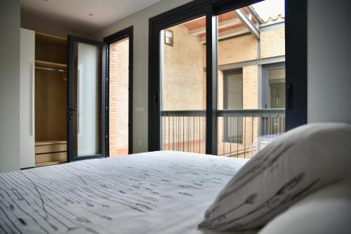 Sant Antolí i VilanovaNou allotjament rural: Cal Teca的一间卧室设有一张大床和大窗户