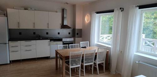 HällevadsholmHällevadsholm的厨房配有木桌和白色橱柜。