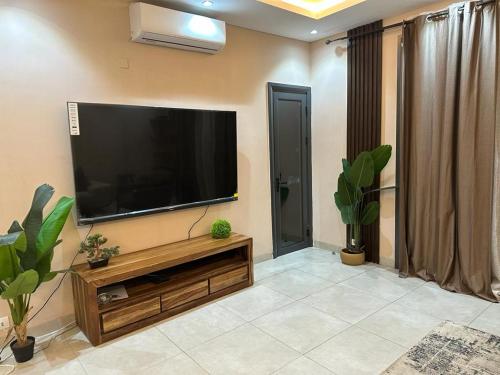 达喀尔Dakar Dreams Spinelle的客厅的墙上配有平面电视。