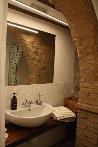 索维奇勒B&B Palazzo a Merse的一间带水槽和镜子的浴室