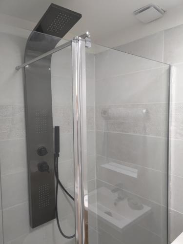 CombaillauxStudio secteur pic Saint Loup的玻璃门淋浴和水槽