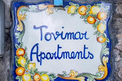 陶尔米纳托维玛尔公寓式酒店的橙子上的标志