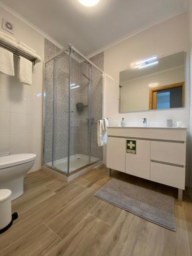 奥德赛克斯Casa da Amoreira的带淋浴、盥洗盆和卫生间的浴室