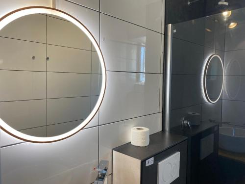 杜塞尔多夫Hotel Petite Königsallee SELF CHECK-IN的一间带圆形镜子和水槽的浴室