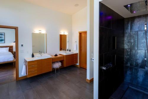 托菲诺Tree Fern Guest House的一间带两个盥洗盆和淋浴的浴室