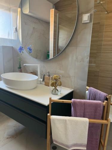 木洛希尼Apartman Sea story Mali Lošinj的一间带水槽和镜子的浴室