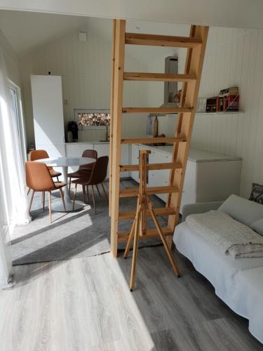 Västra TorupThe Black and White cabin with Spa bath的一间带梯子和桌椅的房间