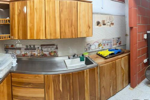 阿沃莱特斯Villa Celeste的厨房配有水槽和台面