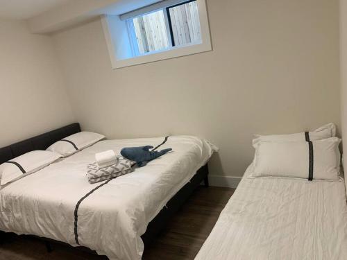 温哥华Tranquil Retreat near Vancouver's Top Attractions的一间卧室配有两张带白色床单的床