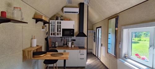 BIRZI Parkside Lodge的一个小房子里带桌子的小厨房