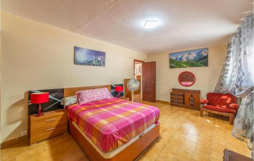 雷乌斯Gorgeous Home In Reus With Kitchenette的一间卧室配有一张床和一把椅子