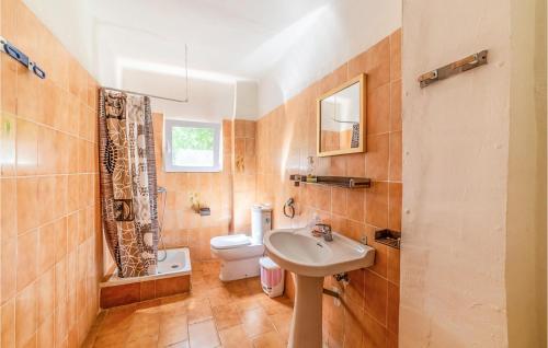 雷乌斯Gorgeous Home In Reus With Kitchenette的浴室配有白色卫生间和盥洗盆。