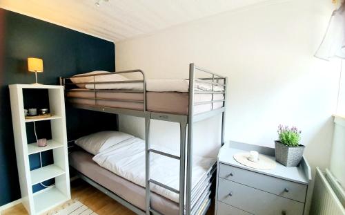 SörsjönStationshuset Dalarna Apartments的双层床间 - 带两张双层床