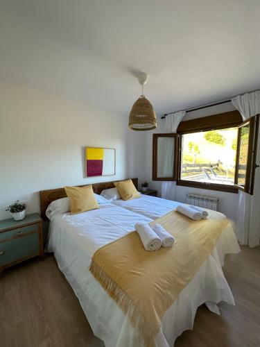 BrezAIRE DE PICOS的一间卧室配有一张大床和毛巾
