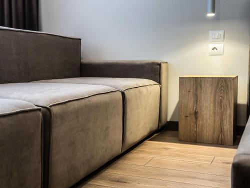 都拉斯ALEXANDER Rooms & Apartments的带沙发和木桌的客房