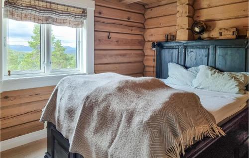 廷瑟5 Bedroom Gorgeous Home In Tynset的一间卧室配有一张带毯子的床和两个窗户
