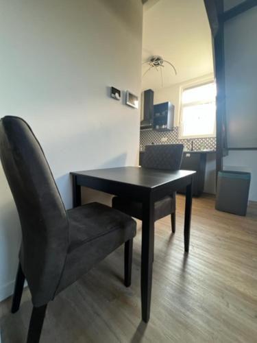 鹿特丹MyCityLofts的黑椅子、桌子、椅子和房间