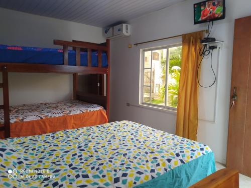 San LorenzoEstancia Spondylus的一间卧室设有两张双层床和一扇窗户。