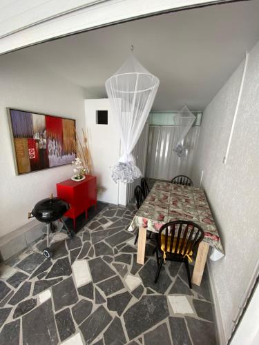 皮拉Exclusive Villa Larnaca - 8 plus sleeps - 2 min from BEACH - Big Private Pool的一间带桌子和红色橱柜的用餐室