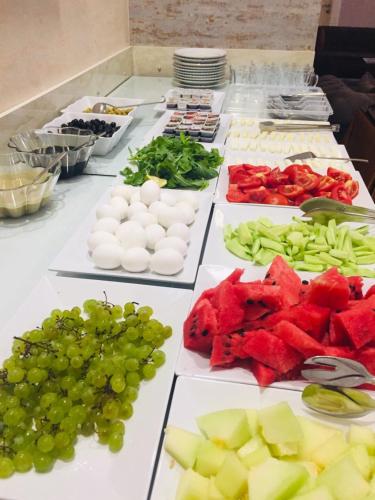 梅尔辛Derya Hotel的自助餐,水果和蔬菜在餐桌上