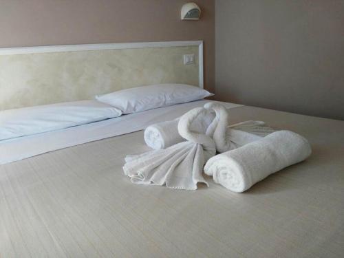 里米尼Hotel Villa Mon Reve的床上有毛巾的床