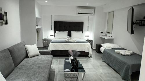 海若克利欧KM LUXURY APART DOWNTOWN的酒店客房,配有床和沙发