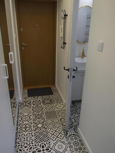 布拉格Prague 9 apartments的浴室设有门,铺有瓷砖地板。