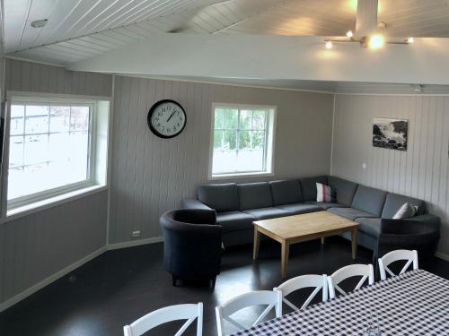 BryggjaFjordly Ungdomssenter的客厅配有沙发和桌子