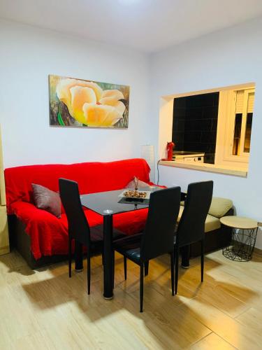 蓬塔翁布里亚Apartamento Delfin - Punta Umbria的客厅配有红色的沙发和桌子