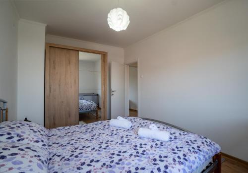 戈斯皮奇Apartman Josip的一间卧室配有一张床,上面有两条毛巾