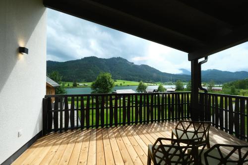 魏森湖See Hotel Kärntnerhof- das Seehotel am Weissensee!的阳台配有椅子,享有湖景