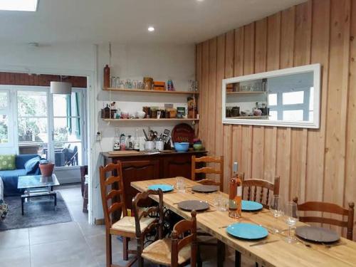 居让梅斯特拉guesthouse bassin d'arcachon à la hume的一间带桌椅的用餐室和一间厨房