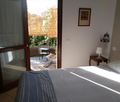 瓜尔迪斯塔洛A10 nel borgo- con giardino vista mare的一间卧室配有一张床,享有庭院的景色