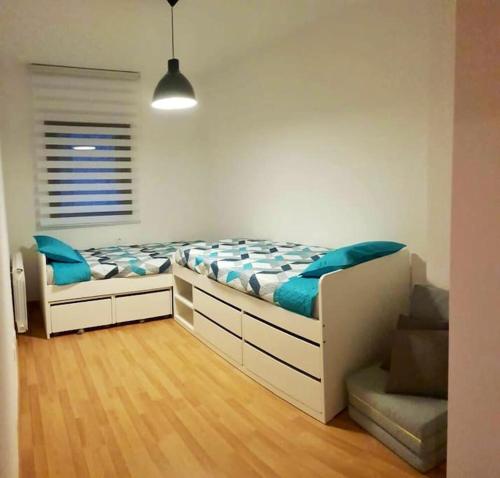 里贝拉德卡多斯Cal Teixidó的一间卧室配有一张带蓝色枕头的床。