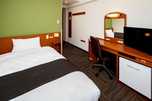 熊本熊本东急REI酒店的酒店客房设有两张床和一张带电脑的书桌