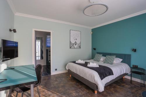 米利拉福雷LES DRYADES MILLY的一间卧室配有一张蓝色墙壁的床